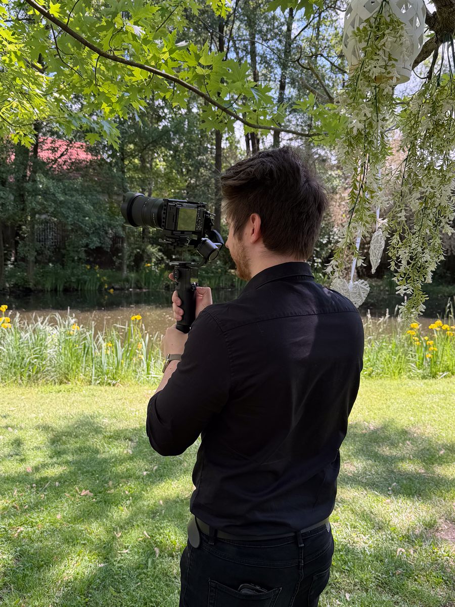 Milán, a Photixa Films esküvői videósa gimbalos kamerával forgat egy kerti esküvőn